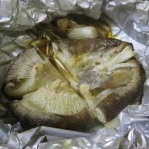 自家製の肉厚の生椎茸のホイル焼き
